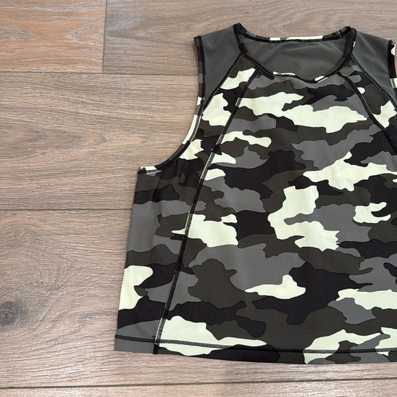 LULULEMON Camo Crispin Green Olive Sculpt Tank *Cropped Active Training Top Sz 8 - Picture 4 of 11